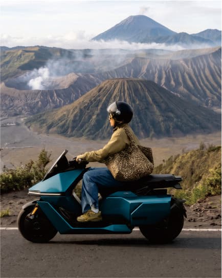 Motor listrik OMOWAY Omo-X dengan latar pemandangan Bromo